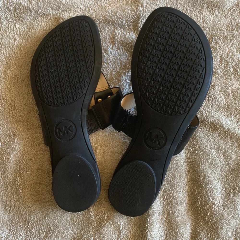 ❓MICHAEL KORS Black Leather Hamilton Gold Locket Sandals, size 6 - Picture 3 of 5